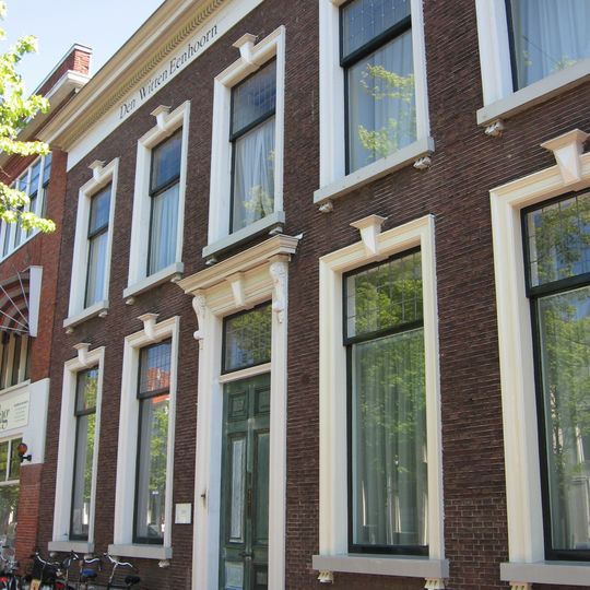 Pand ter breedte van drie vensterassen, parterre met verdieping, dwars schilddak