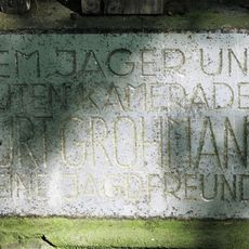 Grohmannův pomník v lese severně od Benešova nad Ploučnicí