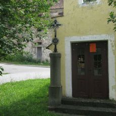 Kříž u kaple ve Střele