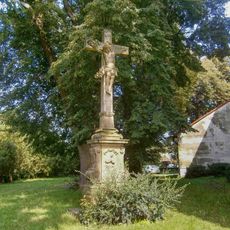 Kříž ve Velké Bystřici vedle kostela