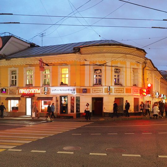 Доходный дом с лавками