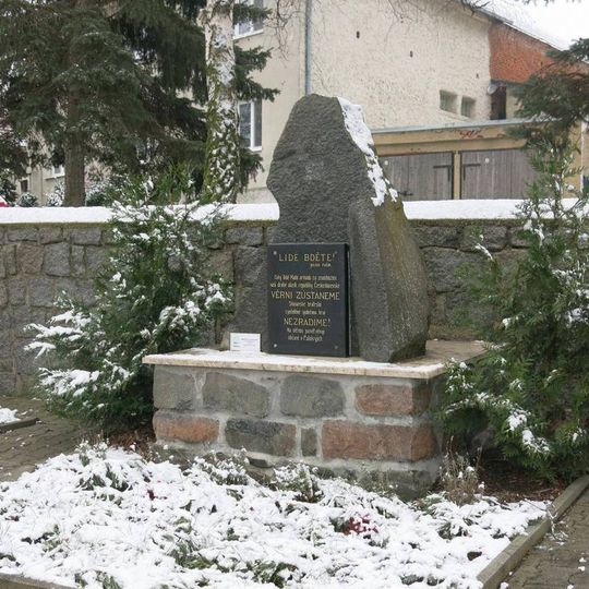 Pomník osvobození na návsi v Patokryjích