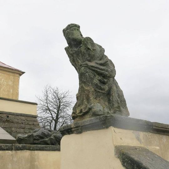 Socha Kristus pod křížem na jižní straně horní terasy schodiště Kalvárie u Ostrého
