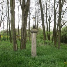 Kříž v lesíku u Lochousic