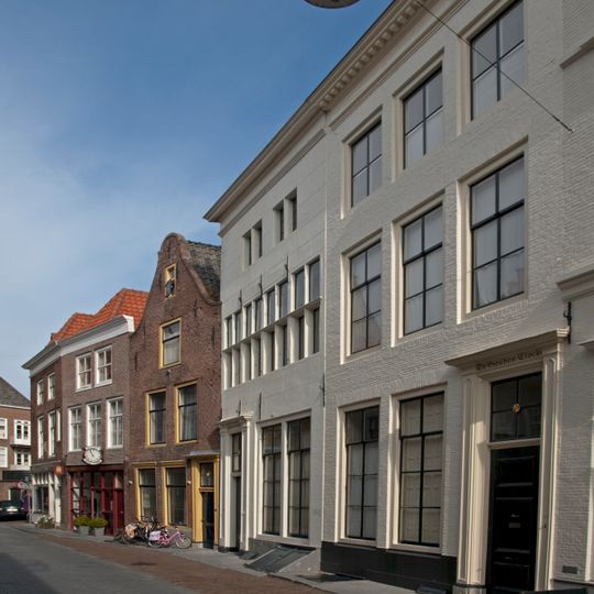 Huis met gepleisterde lijstgevel