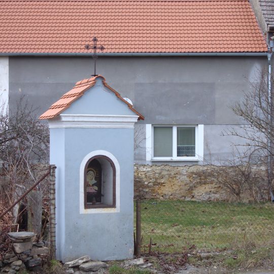 Kaplička na jižním okraji vsi