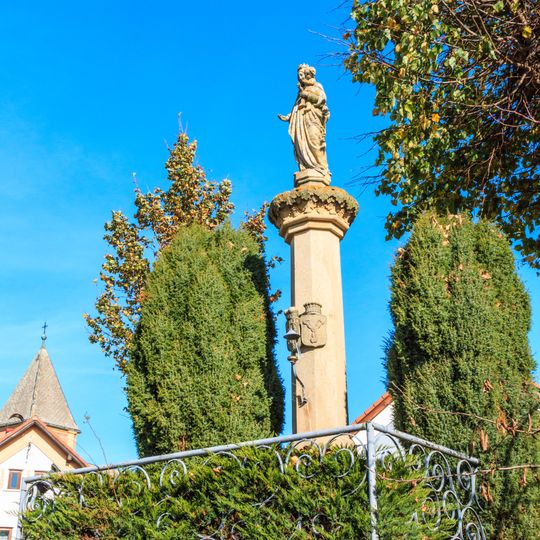 Sloup se sochou Panny Marie