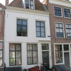 Huis met gepleisterde rechte gevel