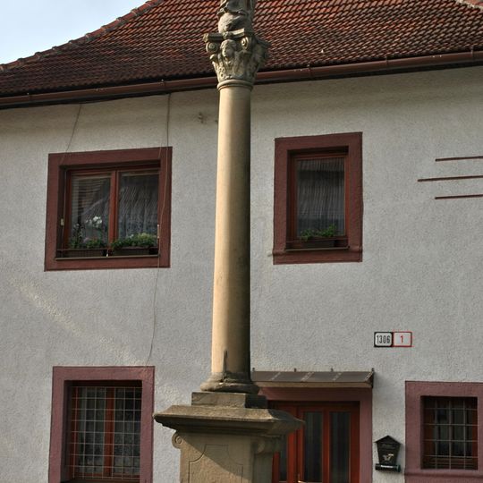 Mariánsky stĺp, stĺp s podstavcom