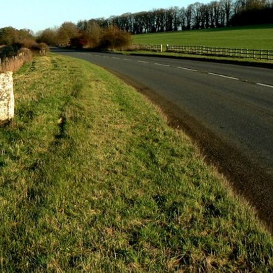 Milestone Below Knowle Farm