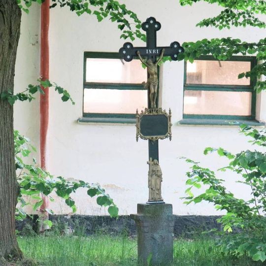 Kříž v zahradě domu 708 v ulici Sídliště v Třeboni