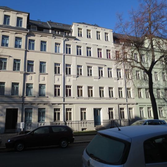 Mietshaus in geschlossener Bebauung mit Vorgarten Zeißstraße 21