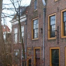 Pand met gepleisterde topgevel