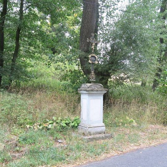 Kříž u silnice v dolní části Louček