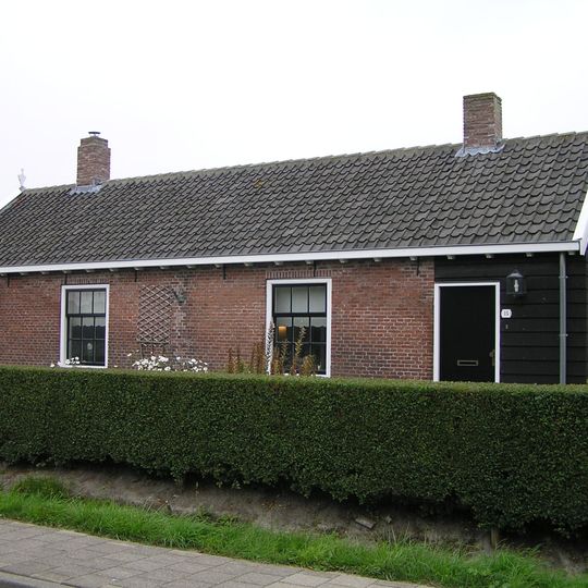 Pandje onder een zadeldak met nr 15