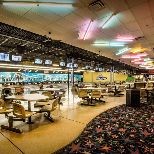 Stars and Strikes Family Entertainment Center