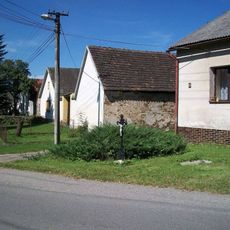 Kříž ve Vlkosovicích u křižovatky