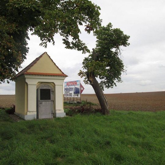 Kaple Přímluvy u křižovatky východně od Litic