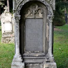 Ev. cintorín Kozia brána, náhrobník