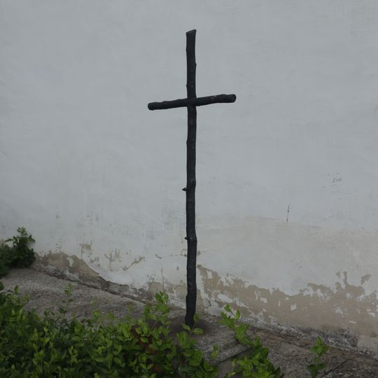 Křížek u kostela sv. Gottharda v Budišově