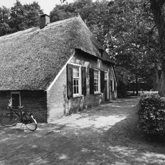 Boerderijcomplex bestaande uit boerderij met middenlangsdeel en houten melkbussenrek tegen een der zijgevels, stookhok, twee schuren, twee vierroedenkapbergen en deels met klinkers bestraat erf