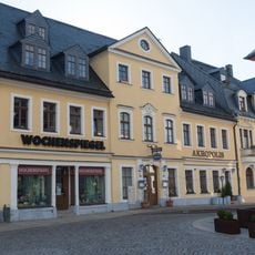 Barockes Bürgerhaus mit Mittelrisalit und vierachsigen Seitenflügeln Markt 9