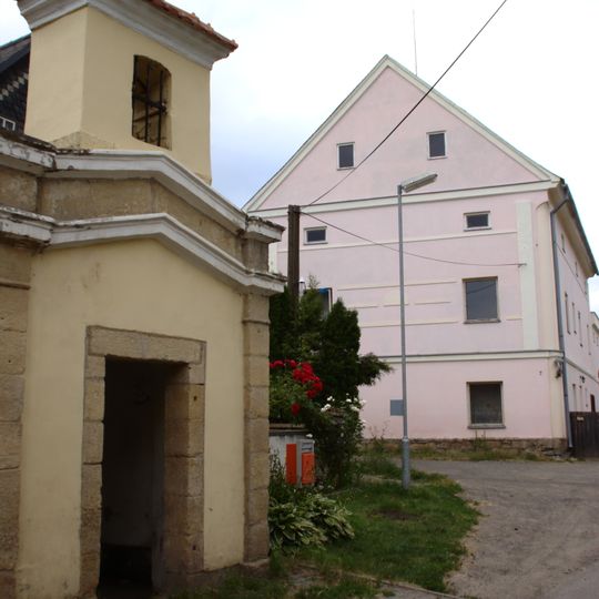 Kaple na návsi v Dolních Chobolicích