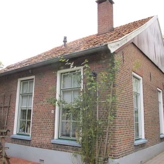 Bij de molen een goede saksische boerderij met houten puntgevel en empireramen