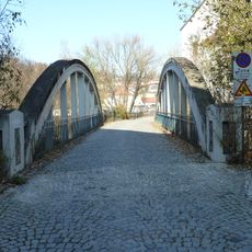 Bogenbrücke, Fabrikinsel