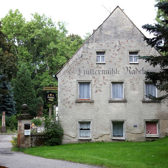 Hüttertal , Mühlgraben mit Wehr, Mühlrad und zwei Pfeiler mit Kugelaufsätzen Schloßstraße 21