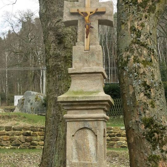 Kamenný kříž na rozcestí v Ostrově u Tisé