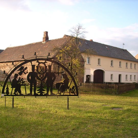 Bauernhof mit Wohnhaus , Ausgedingehaus und zwei Seitengebäuden Dorfstraße 85