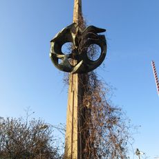 Pylon s plastikou letícího ptáka