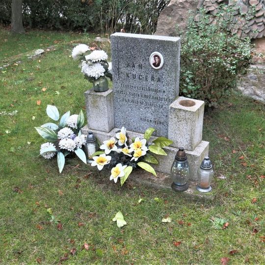 Pomník Janu Kučerovi na návsi v Tuhani