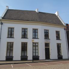 Groot huis op de hoek van het Kerkstraatje