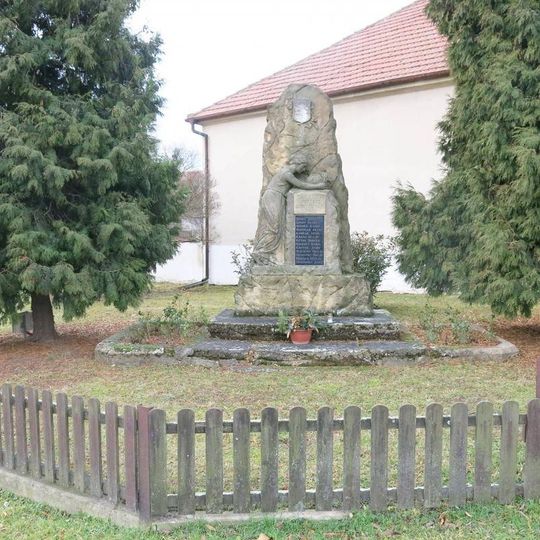 Pomník padlým na návsi v Jeviněvsi