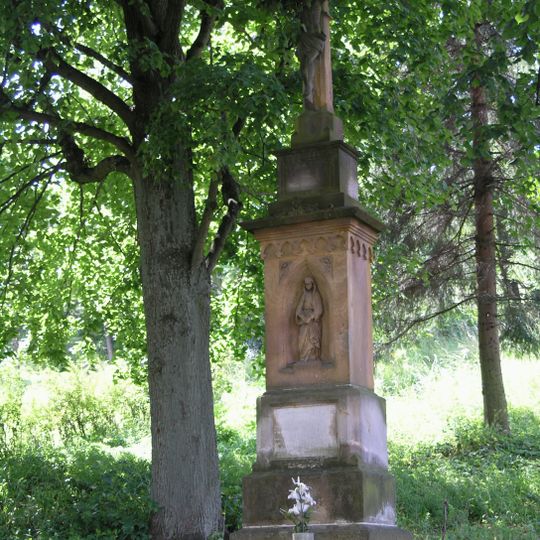 Kříž u zvonice v osadě Brada