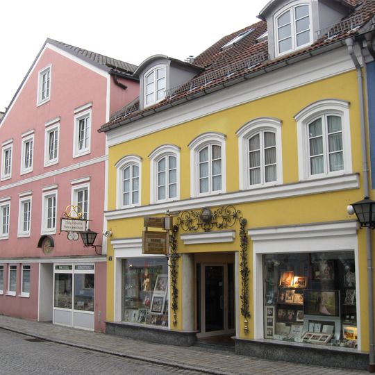 Wohn- und Geschäftshaus