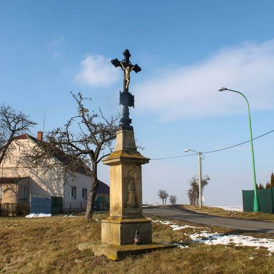 Kříž v Bílé Lhotě na okraji obce