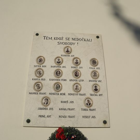 Pamětní deska na sokolovně v Dukovanech