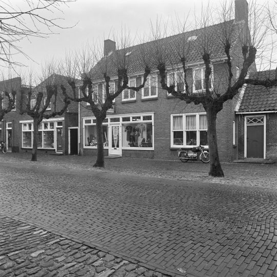 Dwarshuis onder pannen zadeldak