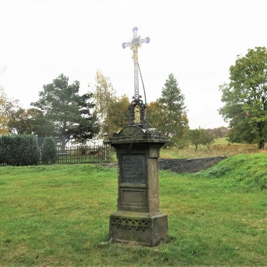 Kříž na rozcestí u domu 74 v Předních Nezlech