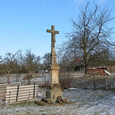 Kříž ve Vyšehoří na okraji obce