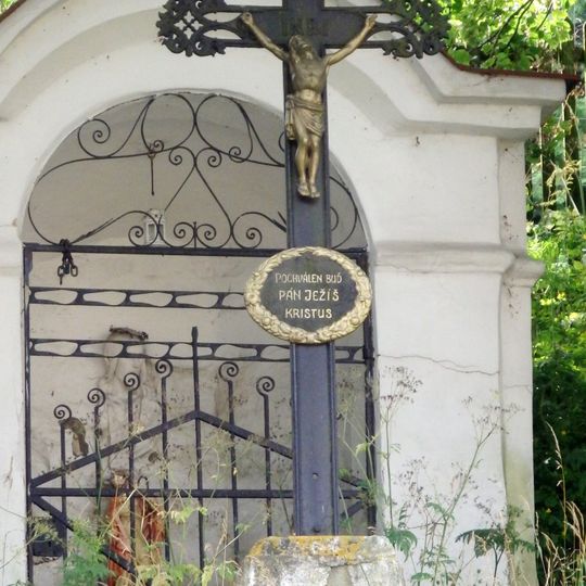 Kříž západně od Týčku na stráni