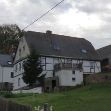 Wohnstallhaus eines Dreiseithofes mit rückwärtigem Backhaus Klaffenbacher Hauptstraße 206