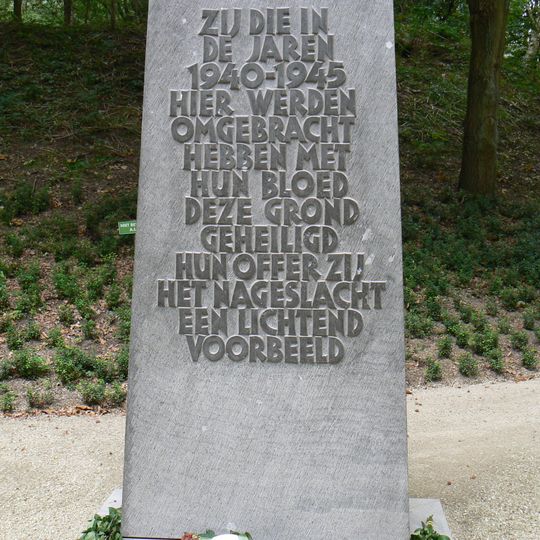 Gedenkzuil bij het voormalige Kamp Amersfoort