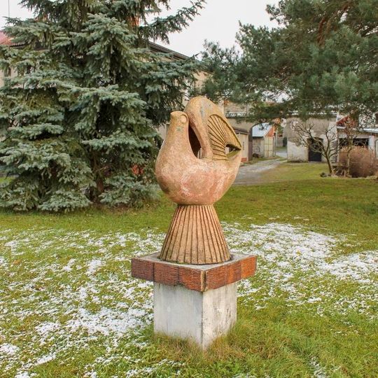 Socha holubice v Bělkovicích u kruhového objezdu