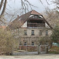 Wohn- und Mühlengebäude, Scheune mit technischer Ausstattung (historische Steinsäge), Radkammer und historischer Steinverladekran (Alte Steinsäge-Mühle) Hauptstraße 42 (Schulsteg 2)