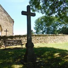 Kříž u kostela v Dolním Městě