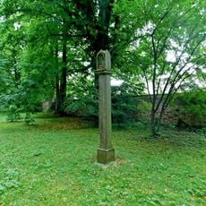 Kamenná boží muka v zámeckém parku v Herálci